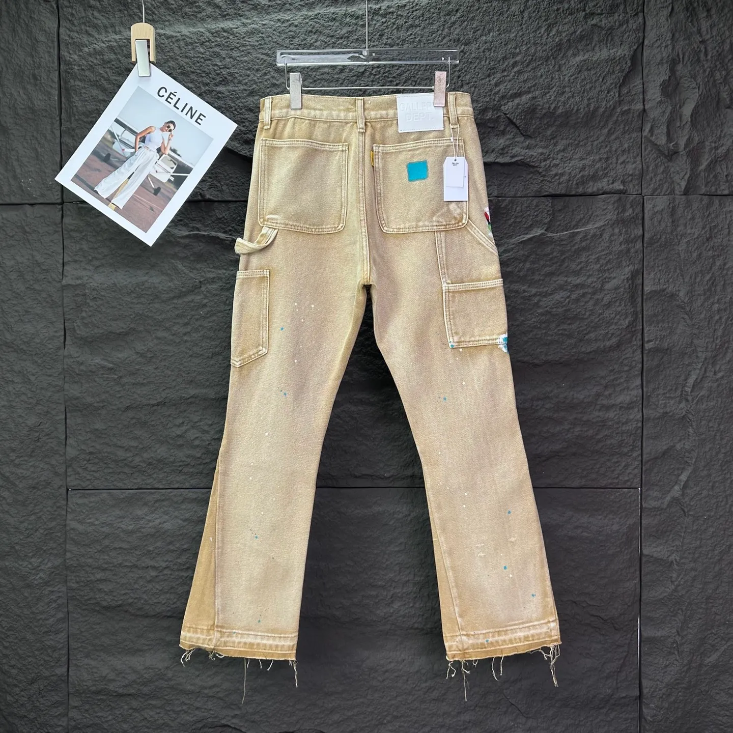 P250 GALLERY DEPT. & Croixin co-branded 2025 new splash-ink hand-painted splicing multi-pocket couple style loose washed micro-flared jeans 🔥High version🔥High version🔥 Top ceiling quality Styles with different washed textures are very friendly to people with thin legs and thick legs. The micro-flared version is very flattering. Moderate length that never goes out of style, easy to match with casually, basic styling for various styles, a must-have in the wardrobe! The fabric is stiff but also makes the upper body soft without losing texture. The washing process is even more perfect. It is a must-have item for everyone! ! ! Washed wheat, hang tag, pants label, complete with three labels Color: khaki Size: 28, 30, 32, 34, 36 (five sizes)
